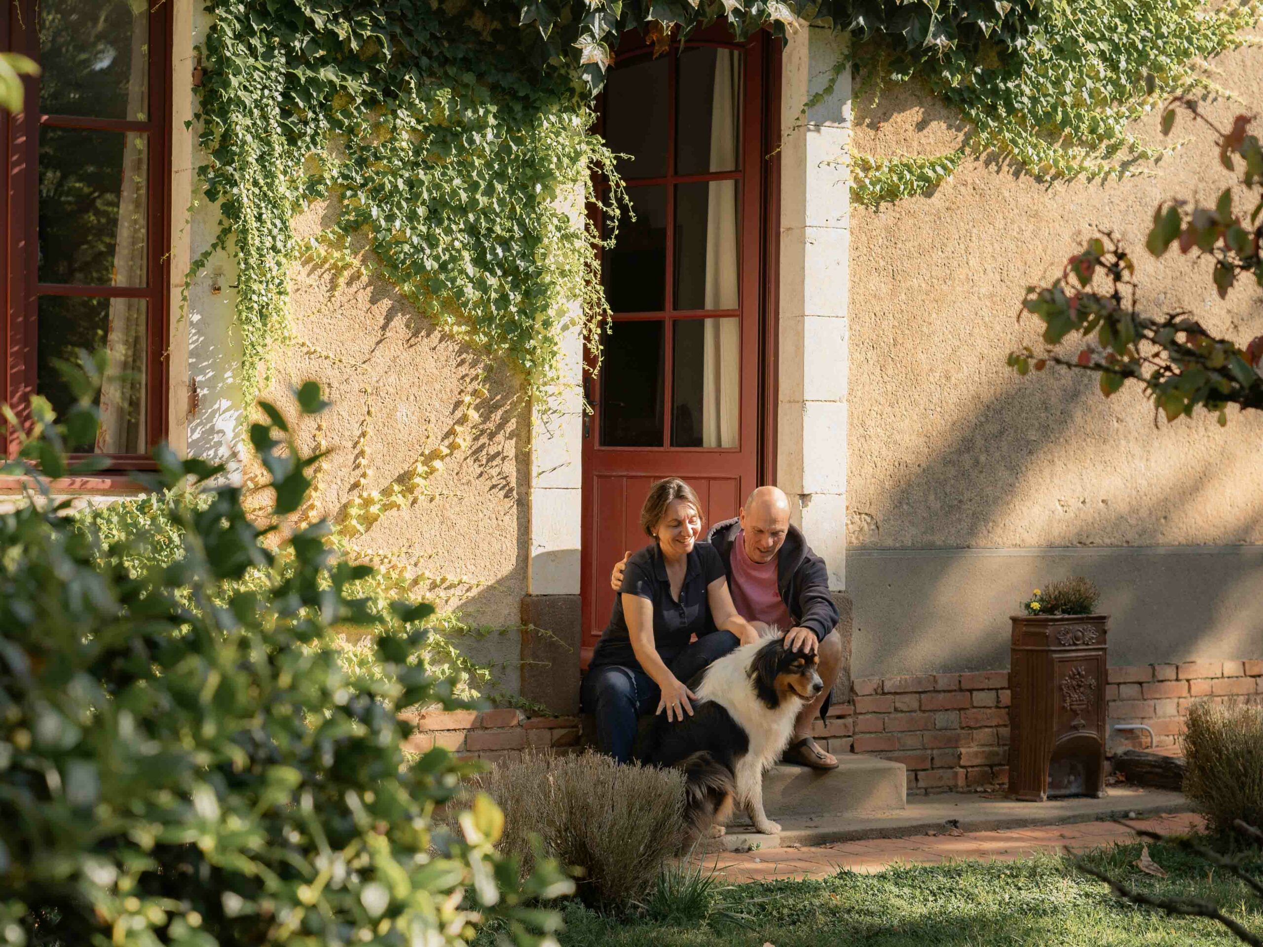 hôtes devant la porte de la maison 